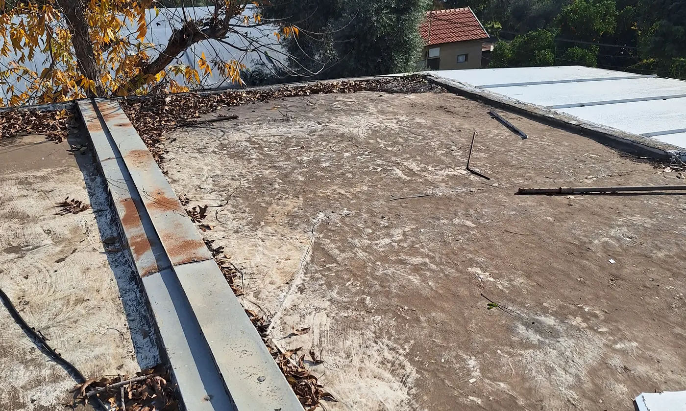 גג בית פרטי בחרות לפני טיפול, ציפוי מתבלה