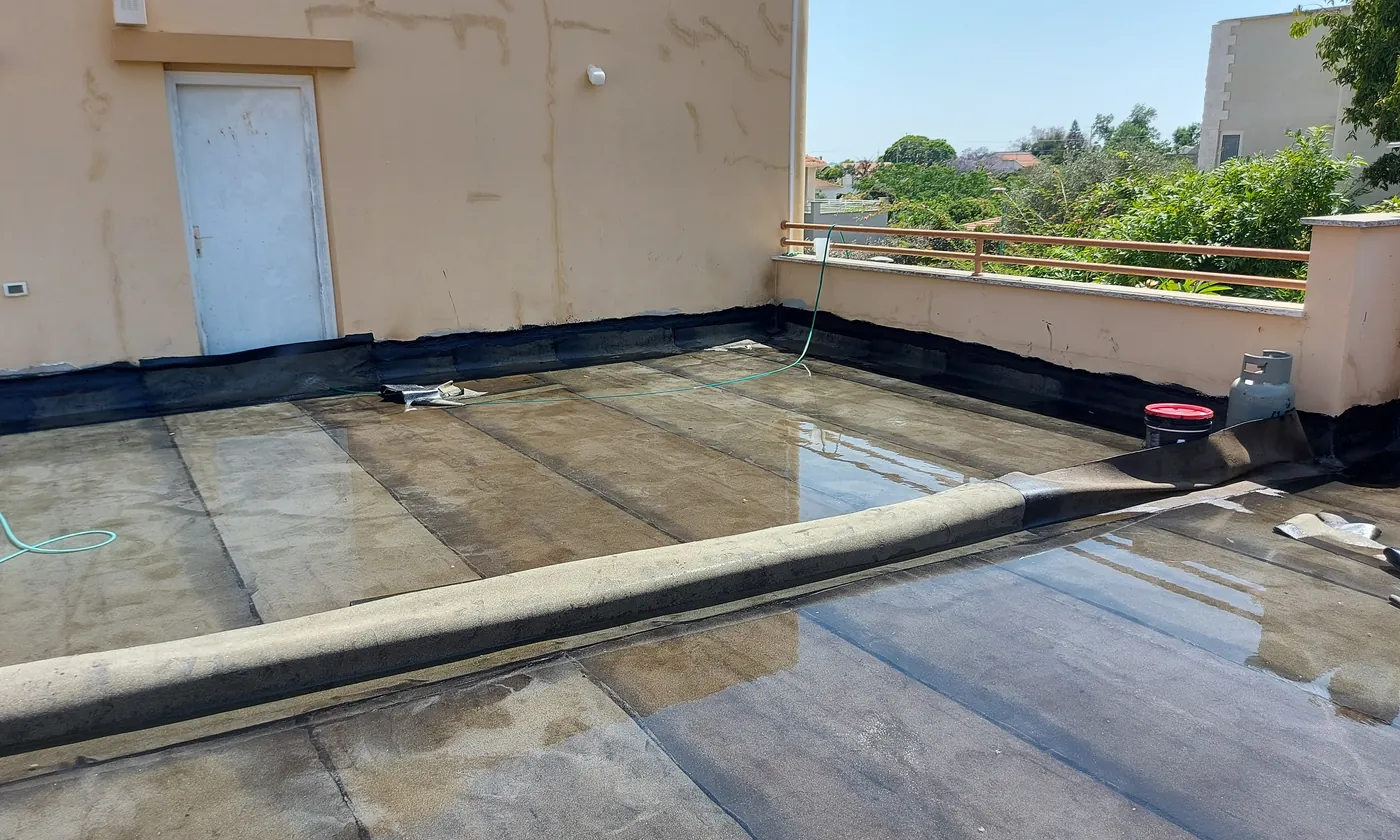 גג בית פרטי בקדימה לאחר איטום, בהצפה מבוקרת