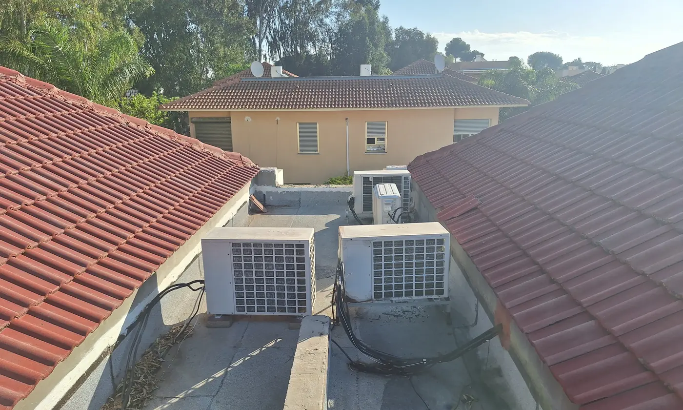 מרזב בין שני גגות רעפים עם יחידות מיזוג